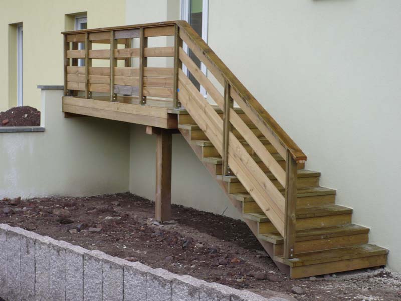 de terrasse bois, au sol et sur poteaux, gardecorps et escaliers, en de terrasse bois, au sol et sur poteaux, gardecorps et escaliers, en